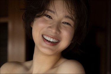 グラビア界に舞い降りたリアル白衣の天使…笑顔とボディ弾ける真田まこと