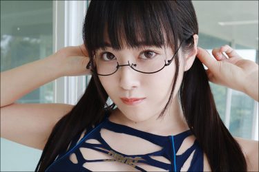 東雲うみ、衝撃のビリビリ競泳水着…ケンシロウ並の破れっぷりにネットざわつく