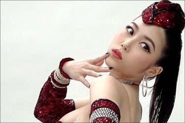 伊織いお、フェチクールなアートグラビアでも圧巻の仕上がりボディ