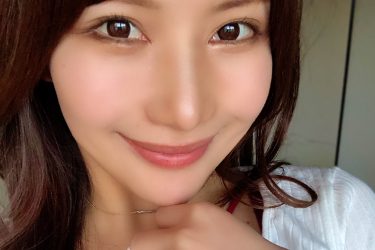 グラビア界のチラリスト・琴井ありさ、美バスト映える真っ赤なブラチラ