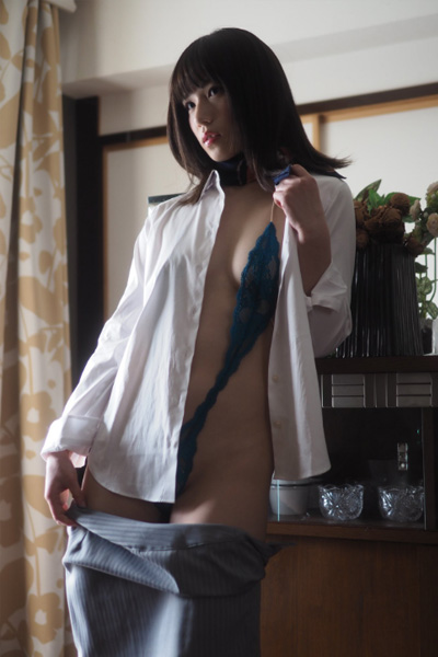 「脱ぎかけは一番えち。」村上りいな、シャツの下には…あり得ない角度のハイレグランジェリーの画像2