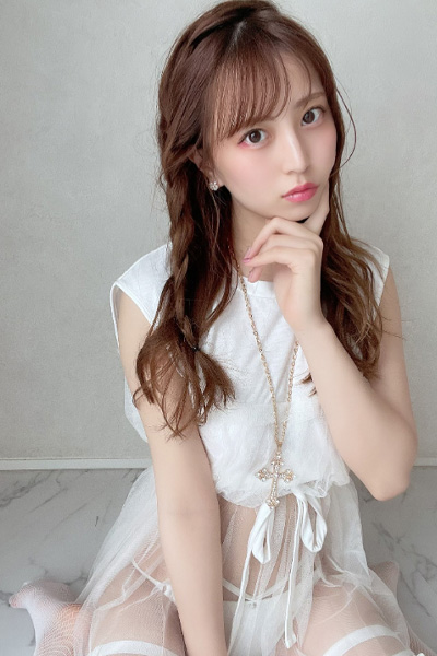 竹内星菜、下半身スケスケ大胆ドレスで真っ白な太ももがあらわにの画像1