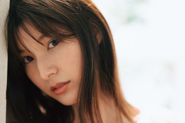 「史上最大露出」彩川ひなの、魅惑のボディと素顔を可憐に大胆に