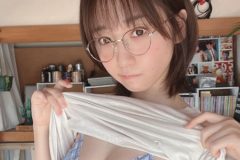 伊織もえ、反則級ボディの地味カワなメガネっ子