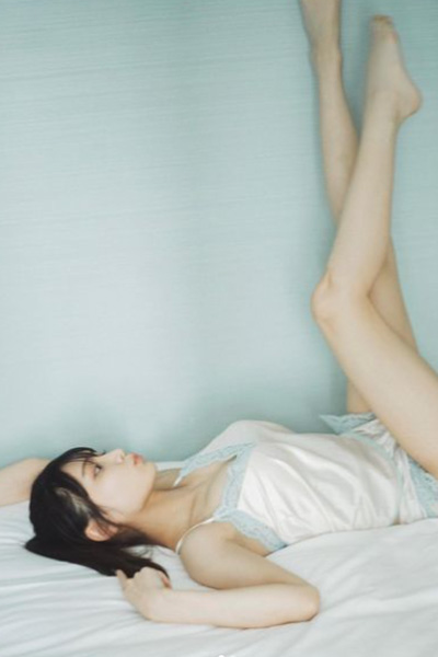 似鳥沙也加、のんびりリラクシーショットで柔らか美脚が絶賛されるの画像1