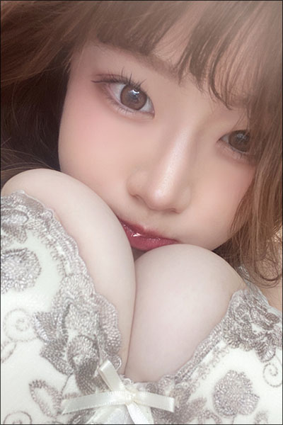 白川のぞみ、胸に埋もれる…特大美バストの弾力伝わる超ド迫力ショットの画像1