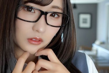 藤田あずさ、黒縁メガネで美白バスト丸出し…長い指も香しい女性教師ショット