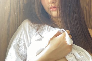 原つむぎ、艶やかに超弾力…濃厚色香のノーブラたくし上げカット