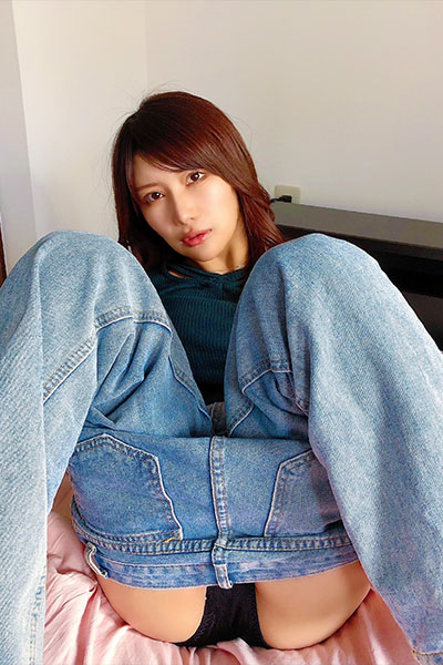 「だって日曜日じゃん、、?」琴井ありさ、デニムをずり下げ…チラリストの誘惑おねだりの画像1