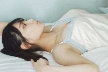 似鳥沙也加、のんびりリラクシーショットで柔らか美脚が大絶賛