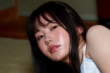 柚乃花、上気した頬と生々しいヒップ…淫靡と甘美の艶やか寝そべりショット