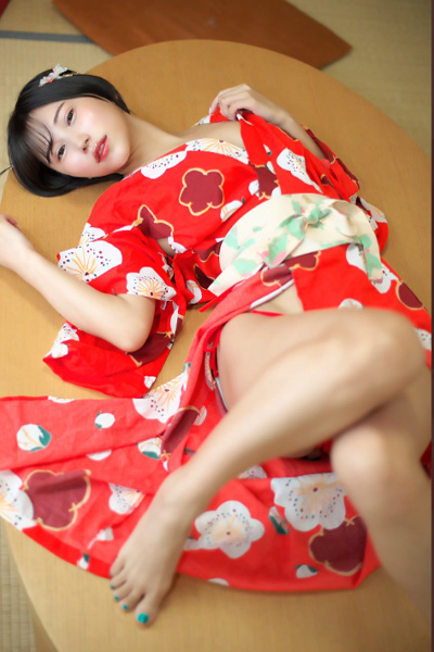 朝比奈りる、浴衣を淫らにはだけさせ…生足を交錯させる倒錯の乙女の画像1