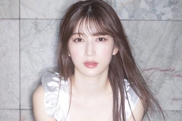 雪平莉左、白肌輝く最高美！ 裸エプロン風お出迎えショットが大反響