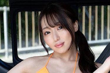 桃々さや、しなやか美ボディ眩しい大胆な車内開脚ショット