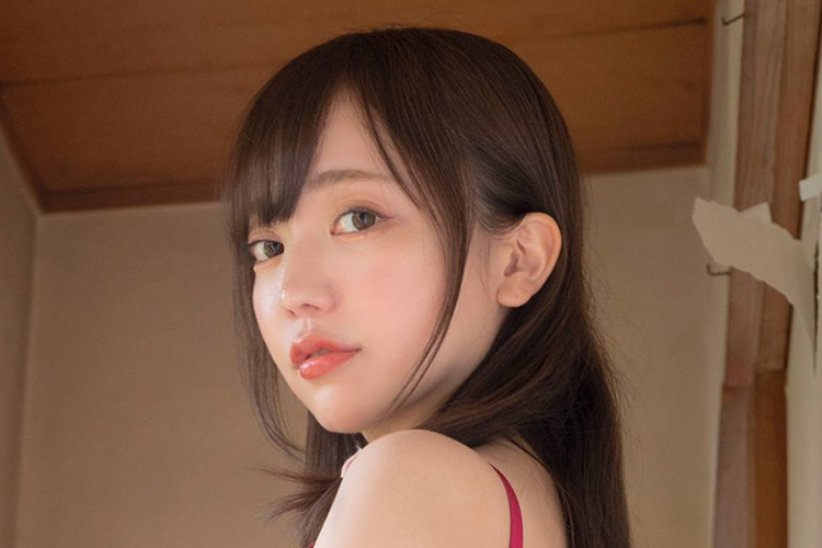 鎌田紘子、絶妙な脱ぎかけ…大反響の「めくりぱんつ」続編の画像1