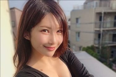 琴井ありさ、無防備で色っぽい朝の誘惑…谷間と生足のベランダ露出ショット