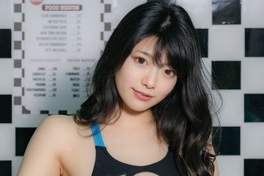 山田かな、大胆アレンジの競泳水着で見どころ満載肉感ボディ