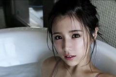 夏本あさみ、揺れる水面に滲む色気…美しい胸と潤んだ瞳の誘惑入浴カット