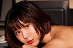 「残業が嫌で脱いじゃったOL」日向葵衣の衝撃設定グラビアにファン騒然