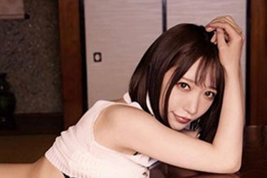 「半脱ぎのプロ」清水あいり、身体もプロフェッショナルな絶妙露出カット公開