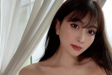 「なんかエロい？」森咲智美、絶妙アングルの跨りカエルポーズ