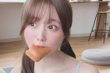 小日向ゆか、水着で「おぱん」もぐもぐショット