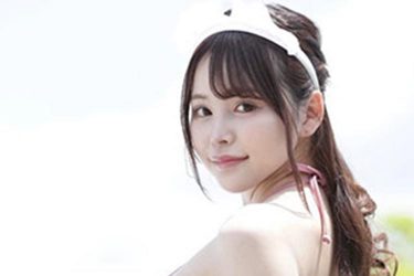 七瀬ルナ、瑞々しい桃尻が眩しいピンク水着のバックショット