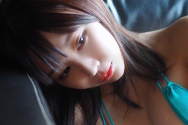 日向葵衣、神秘的なほどの美しさ…柔肌が淡く光る大胆ビキニショット