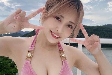 百瀬りえ、笑顔と桃バスト弾ける爽やかビキニショット2連発