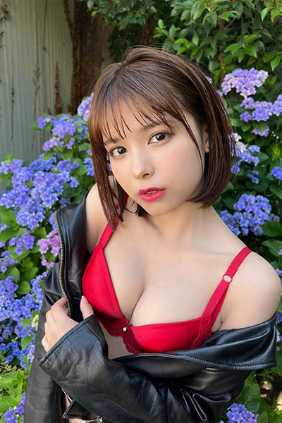 宮崎あみさ、甘めと強め…柔らかな笑みと挑発的な美貌の画像2