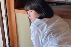 葉月つばさ、乱れシャツと生々しいヒップ…妄想かきたてる脱ぎかけ和室グラビア