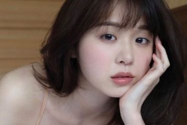 こもりやさくら、アンニュイに魅せる美バスト