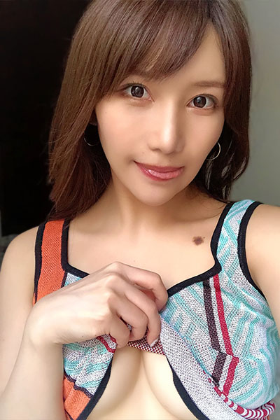 琴井ありさ、思わず舌舐めずり…誘惑の胸チラにファン歓喜の画像2