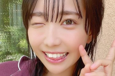 天羽希純、ウィンク笑顔ピースの舌ペロで谷間オープン