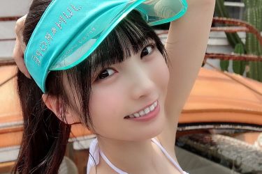 由良ゆら、笑顔咲く夏美女のビキニショット