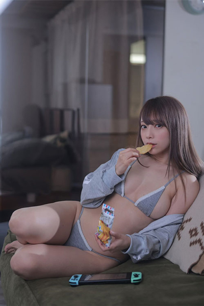 宮本彩希、同棲感漂う極小ビキニのリラックスモードの画像2