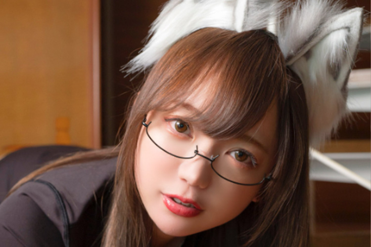 鎌田紘子、けも耳メガネでキュート&ワイルドな女豹ポーズの画像1