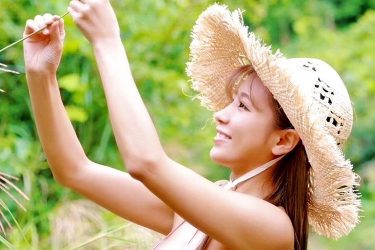 葉月あや、秋風香る中…褐色の美ボディ輝く美しグラビア