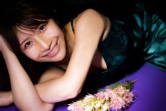琴井ありさオリジナルグラビア「花と紫、艶と咲く」