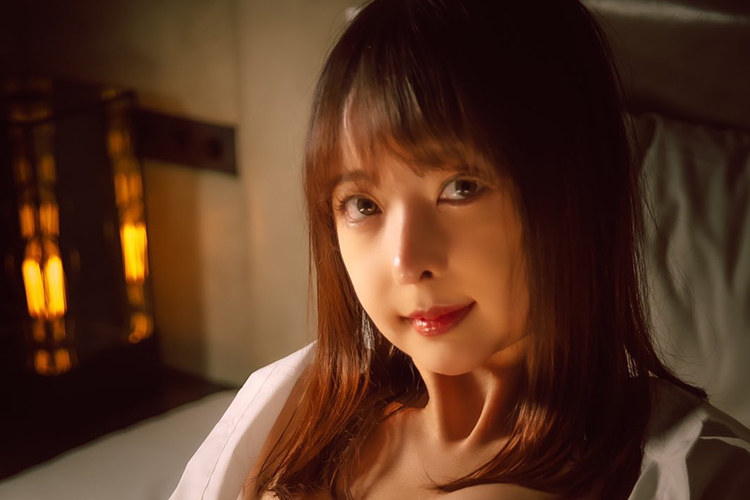 東堂とも、肉体美と妖艶美の手ブラ密会グラビア公開の画像1