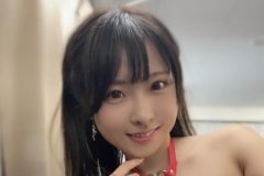 日下部ほたる、笑顔と食い込みが眩しいラバー水着ショット