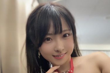 日下部ほたる、笑顔と食い込みが眩しいラバー水着ショット