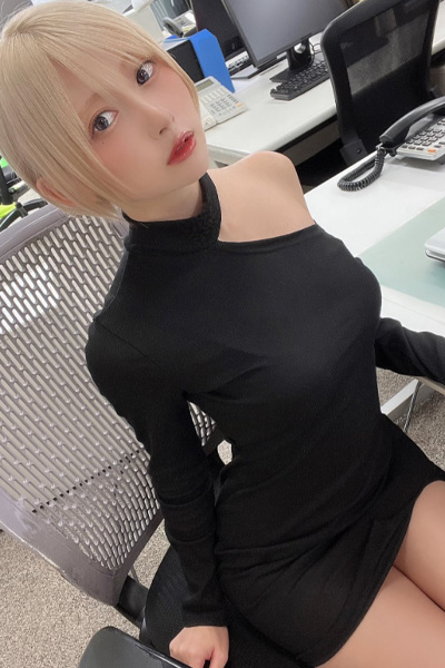 金髪ショート美女代表・篠崎こころ、オフィスで扇情的ボディラインの画像2