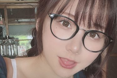 「むちむちメガネっ子」けんけん、おさげ髪で舌ペロの無垢な姿