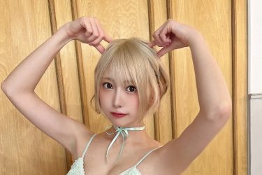篠崎こころ、金髪色白肌に映える爽やかビキニショット