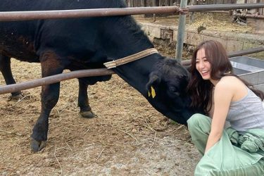 高田里穂、北海道の大自然とともに…野外露出オフショ公開