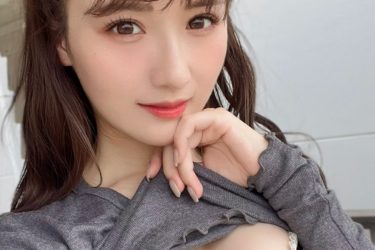 伊藤愛真、天使の笑顔でぺろん…美白バストをギャップ露出
