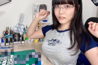 東雲うみ、圧倒的ガンプラ美女…作業台の上のド迫力バスト