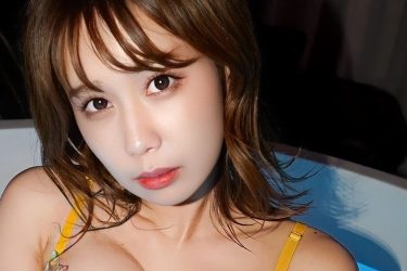 相原美咲、むぎゅ！ グラマラスにランジェリー入浴