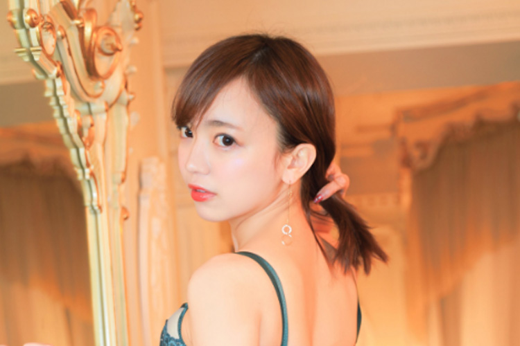 鎌田紘子、Tバック食い込む最強ヒップの画像1